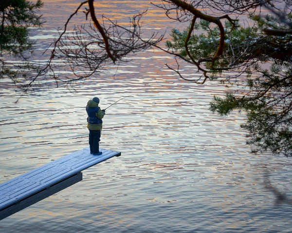 Unrecognizable Male Fishing Wooden Pier Still Scenic Countryside Lake Frosty — Stock Photo, Image