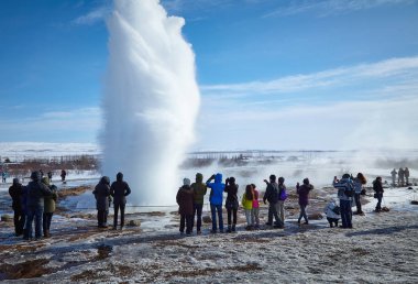 Gayzerlere bakan bir grup insan
