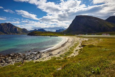 Göl ve dağlarla dolu güzel bir manzara.