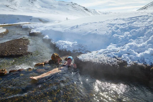 Mujer Relajándose Las Aguas Termales —  Fotos de Stock