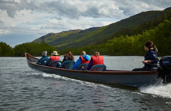 Touristen Auf Dem Boot Auf Dem Bergsee — Stockfoto