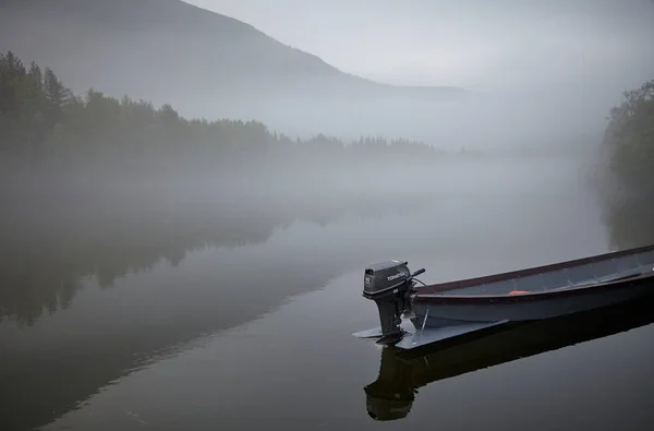 Csónak Folyón Hegyekben Ködös Reggelen — Stock Fotó