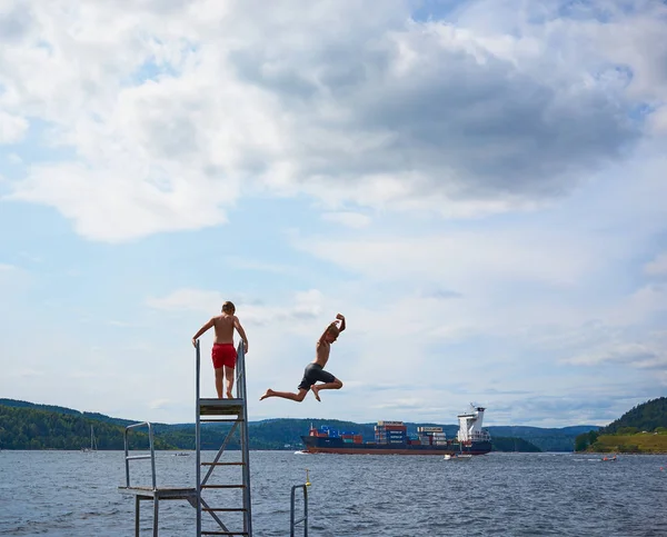 Glückliche Jungs Sommerurlaub — Stockfoto