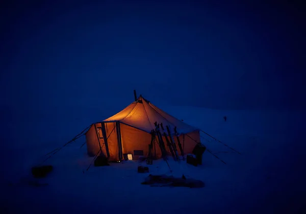 Severní Světla Nad Osvětleným Stanem Norsku — Stock fotografie