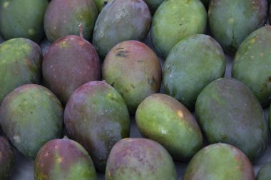 Sokak pazarında mango meyvesi