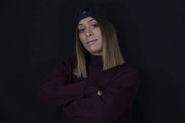 Şapkalı ve siyah geçmişi olan bir kadın.