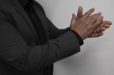 Flamenko tarzı palmiyeler çalan adam.