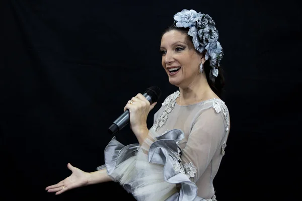 Gri İspanyol kostümlü bir kadın şarkı söylüyor. — Stok fotoğraf