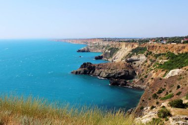 Denizin yukarısındaki bir uçurumda evler. Kırım