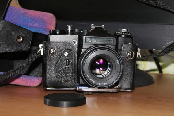 Uma Velha Câmera Filme Está Sobre Mesa — Fotografia de Stock