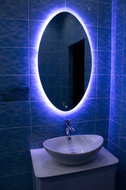 Güzel ışıklandırmalı banyo aynasının içi.