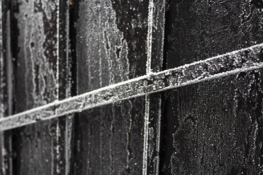 Metal yapıda don var.