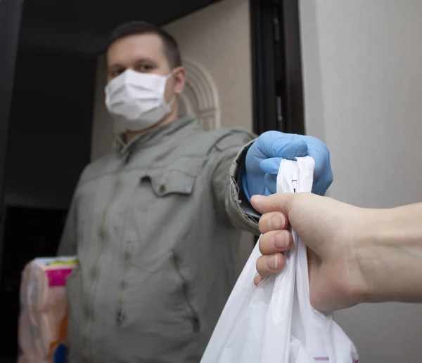 Volontär Som Bär Nödvändigheter För Medborgare Hemmet Självisolering Ung Man — Stockfoto