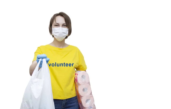 Una Niña Voluntaria Lleva Paquete Bienes Esenciales Para Las Personas — Foto de Stock