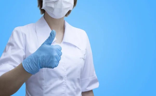 Γιατρός Χέρι Δίνει Αντίχειρες Επάνω Απομονώνονται Μπλε Φόντο Πρότυπο Χώρο — Φωτογραφία Αρχείου