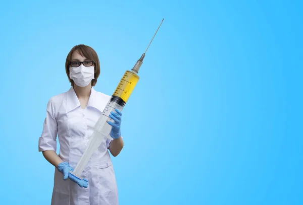 Woman White Coat Mask Gloves Holding Huge Syringe Portrait Doctor — Stock Photo, Image