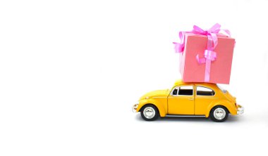 Eski model bir arabanın hediye kutusu, izole edilmiş beyaz arka planda mesaj için alanı olan bir şablon. Hediye konsepti, sürpriz.