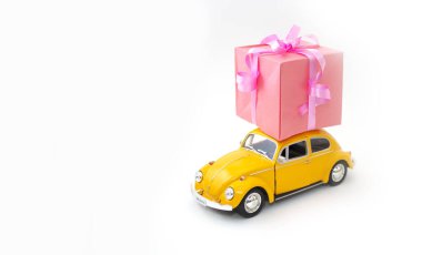 Eski model bir arabanın hediye kutusu, izole edilmiş beyaz arka planda mesaj için alanı olan bir şablon. Hediye konsepti, sürpriz.