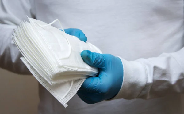 Volunteer Wearing Medical Gloves Holds Stack Disposable Medical Masks Coronovirus — Stock Photo, Image