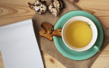 Yeşil çay ve deniz kabuklarıyla Summer Flatley. Metin için alanı olan yatay bir bileşim.