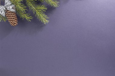 Noel Baba 'ya mektup yazmak için eflatun arkaplan. Noel kartı için arka plan. Köknar kozalakları, köknar dalları, kar taneleri, Noel oyuncakları ile süslenmiş..