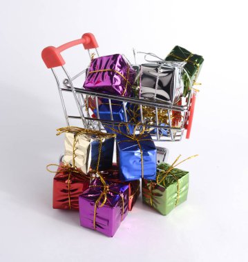 Hediyeler ve hediyelerle dolu küçük bir kamyon beyaz bir arkaplanda yatıyor. Noel temalı..