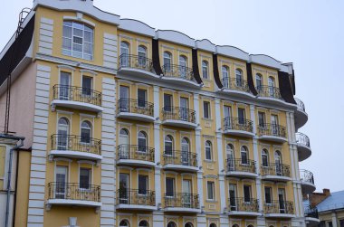 Sıradan bir Poltava sokağının ortasında restore edilmiş eski bir bina.