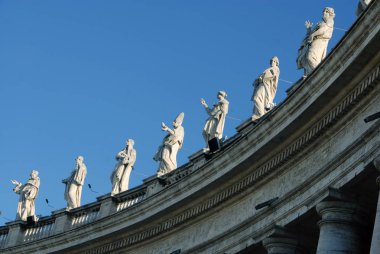 İtalya / Roma 3 Nisan 2018: Vatikan devletinde heykelleri olan ve dairesel şekilli büyük travertin kolonları tarafından oluşturulan ünlü Aziz Peter Meydanı sütunları..