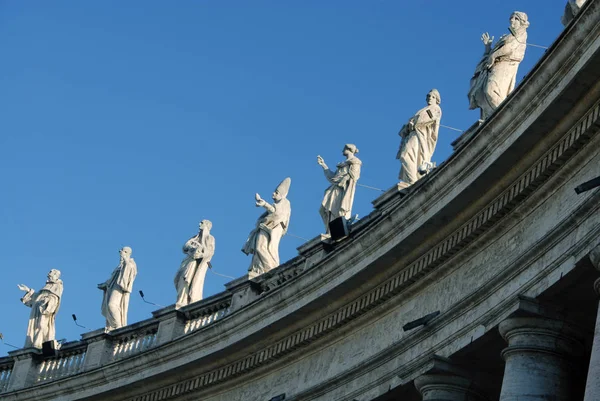 İtalya / Roma 3 Nisan 2018: Vatikan devletinde heykelleri olan ve dairesel şekilli büyük travertin kolonları tarafından oluşturulan ünlü Aziz Peter Meydanı sütunları..