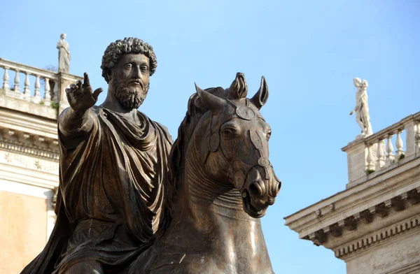 İtalya / Roma 25 Nisan 2014: Marcus Aurelius 'un binicilik heykeli, Roma' daki Piazza del Campidoglio 'da bulunan ve İmparator Marcus Aurelius' u at sırtında tasvir eden yaldızlı bronz bir heykeldir..