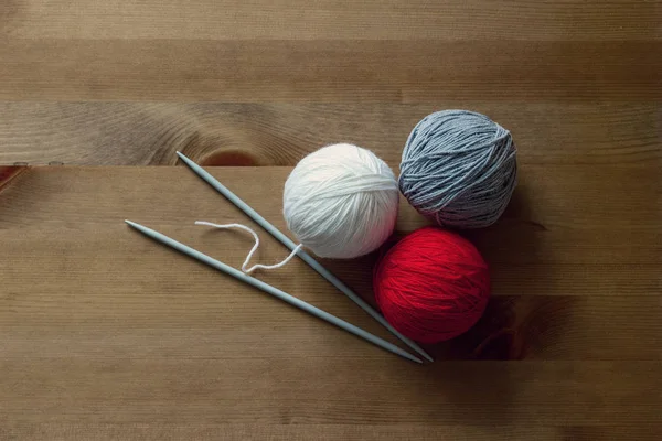 Balls Yarn White Red Gray Two Metal Knitting Needles Wooden — Stock Photo, Image