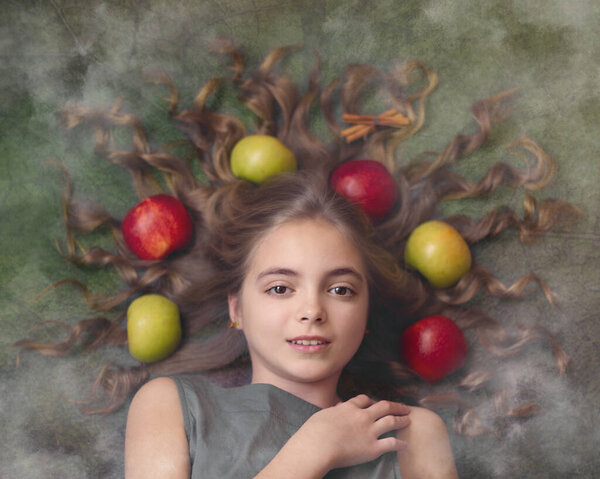 Изображение красивой девушки с яблоками в волосах
