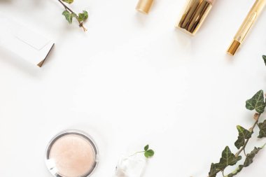 kopyalama alanı olan beyaz bir arkaplanda profesyonel kozmetik ürünleri.