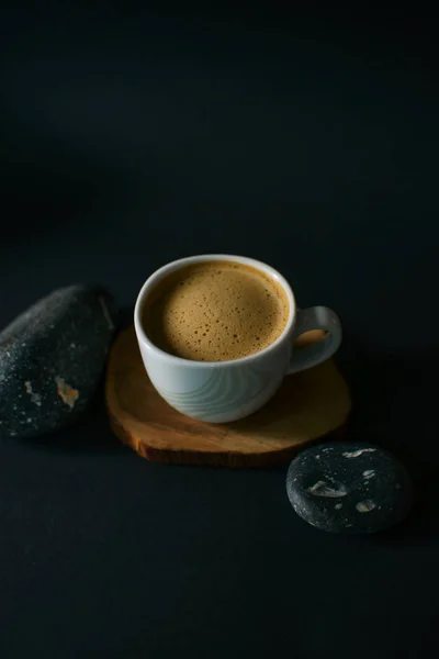 Xícara de café em um fundo preto. — Fotografia de Stock