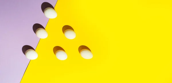Leylak renginde beyaz Paskalya yumurtası ve parlak ışıkta sarı arka plan — Stok fotoğraf
