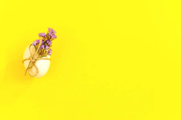 Біле пасхальне яйце на жовтому фоні — стокове фото