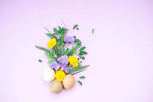 Аромат сирени и желтых цветов, пасхальные яйца на розовом ярком фоне с местом для текста — стоковое фото