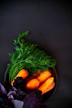 Siyah arka planda taze sebzeler ve yemek malzemeleri..