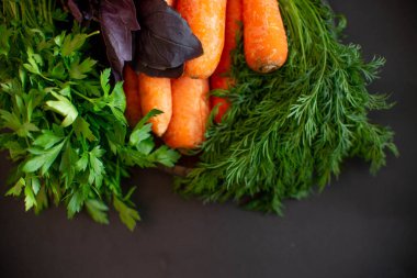 Siyah arka planda taze sebzeler ve yemek malzemeleri..