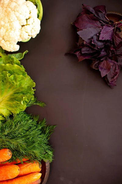 Frisches Gemüse und Kochzutaten auf schwarzem Hintergrund. — Stockfoto