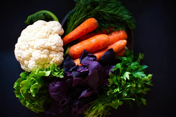 Frisches Gemüse und Kochzutaten auf schwarzem Hintergrund. — Stockfoto