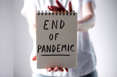 Kızın elinde salgının sonunun yazılı olduğu bir defter var.