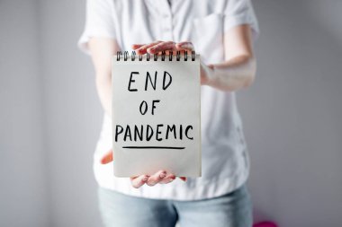 Kızın elinde salgının sonunun yazılı olduğu bir defter var.