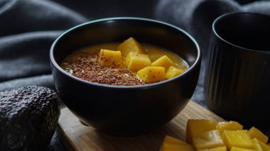 Meyve dilimleri ve çikolatalı muzlu-mangolu smoothie