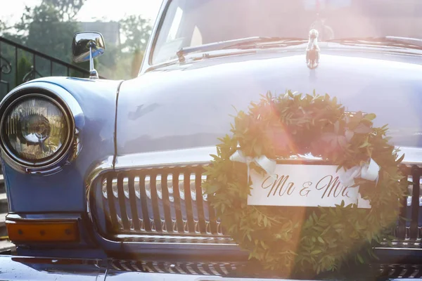 Sıcak bir yaz sabahında balayındakiler için düğün mavi arabası