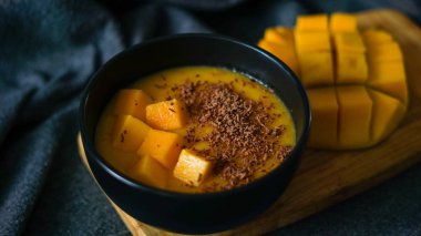 Muzlu, mangolu, sabahları çikolatalı.