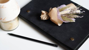 Düşünceleri ve rahatlığı şekillendirmek için minimalist çalışma ortamı