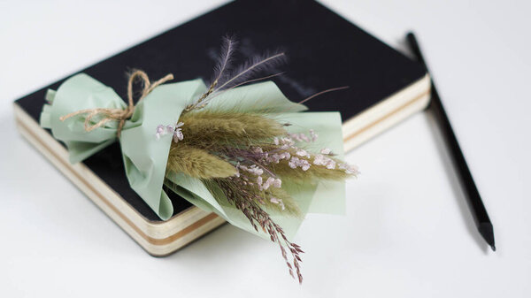 Минималистская рабочая среда для формирования мыслей, уюта
