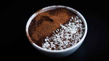 Bu yemek hindistan cevizi ve kakao tozuyla süslenmiş avokado, kakao ve çikolatadan oluşur.
