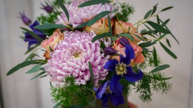 Taze çiçeklerin enfes güzel kompozisyonu